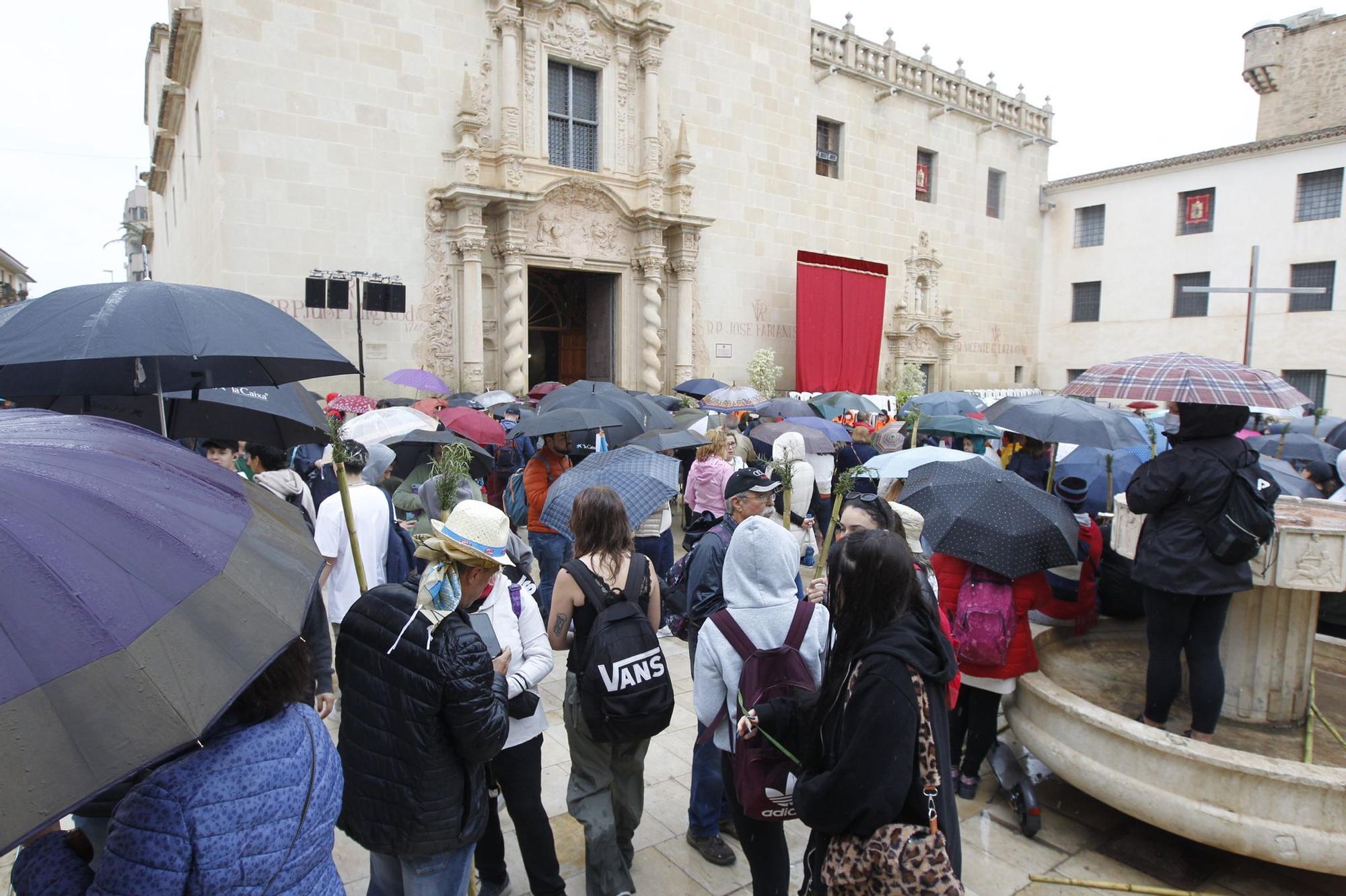 Miles de alicantinos acompañan a la Santa Faz en su peregrinación pese a la lluvia