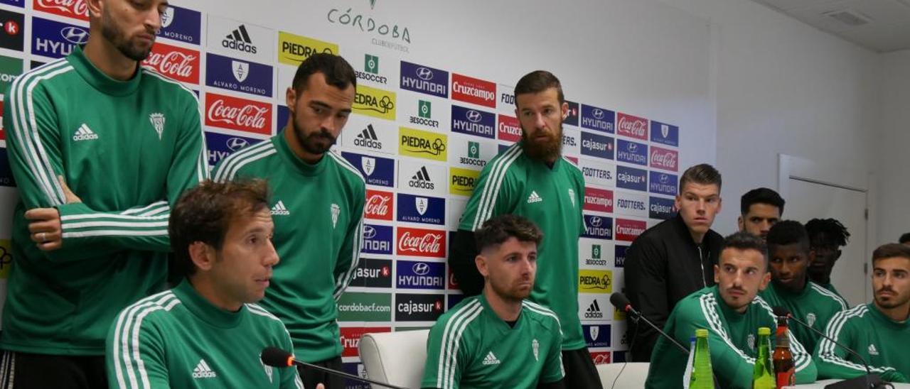 Javi Flores, en el centro de la imagen, en la rueda de Prensa que ofreció la plantilla del Córdoba.