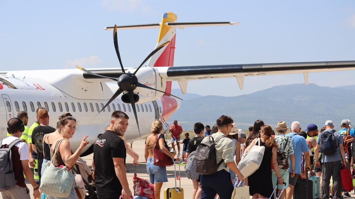 Pasajeros acceden a uno de los vuelos de la ruta, en la anterior temporada.