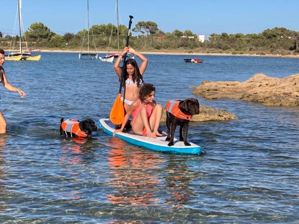 Dos pequeñas con Nara y Nica en Formentera. | A.A.
