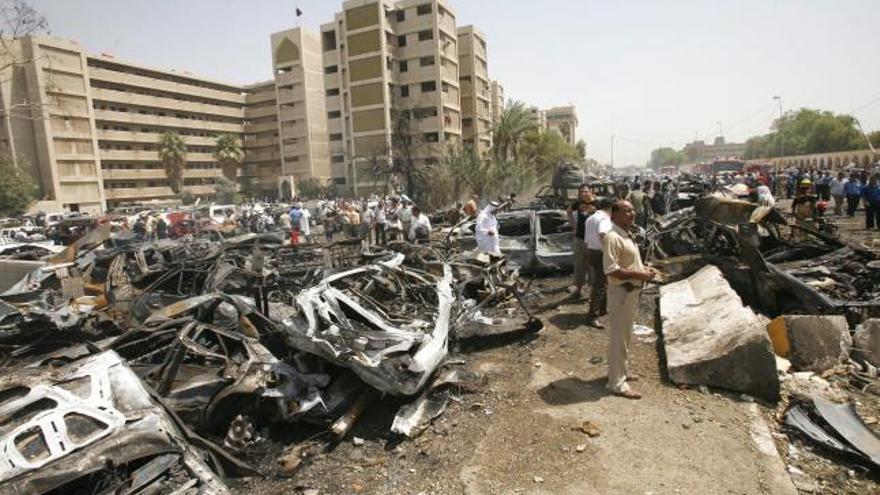 Personal de la policía iraquí y varios civiles inspeccionan el lugar de la explosión de un camión- bomba frente al ministerio de Exteriores, situado en el centro de Bagdad (Irak), el pasado 19 de agosto.