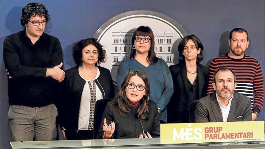 Oltra, Barceló y diputados de Més ayer en el Parlament.