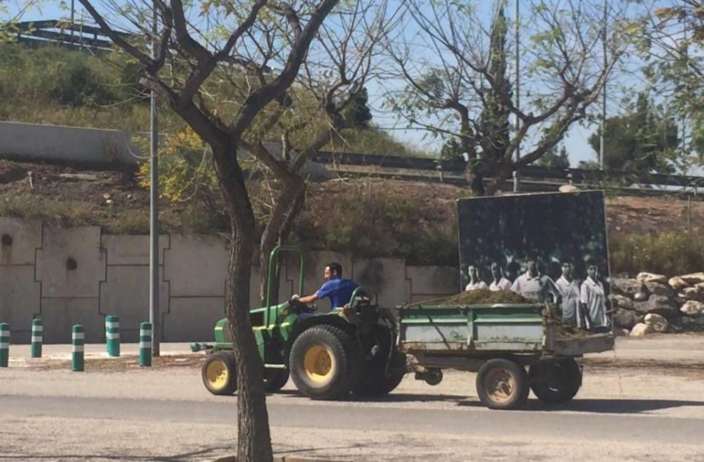 ¿Qué hace el tractor con la lona del Valencia?