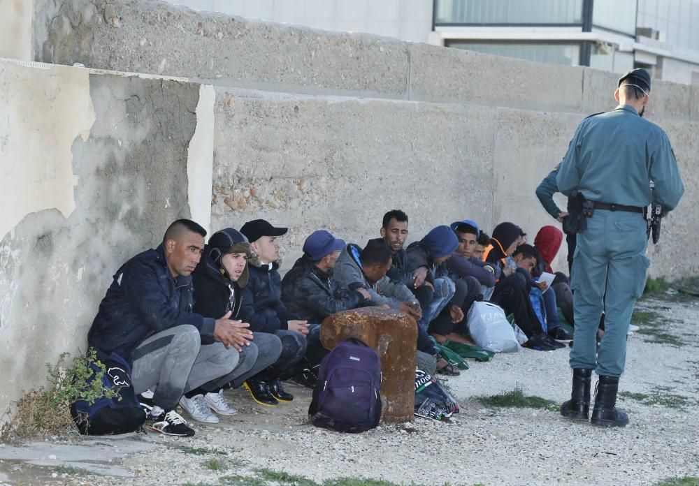 Acogida de los inmigrantes en el muelle de la Sal de Torrevieja por parte de la Cruz Roja