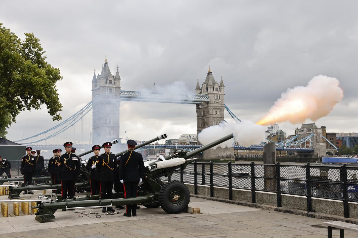Salvas de cañón junto al puente de Londres saludan la proclamación formal del Carlos III como rey del Reino Unido.