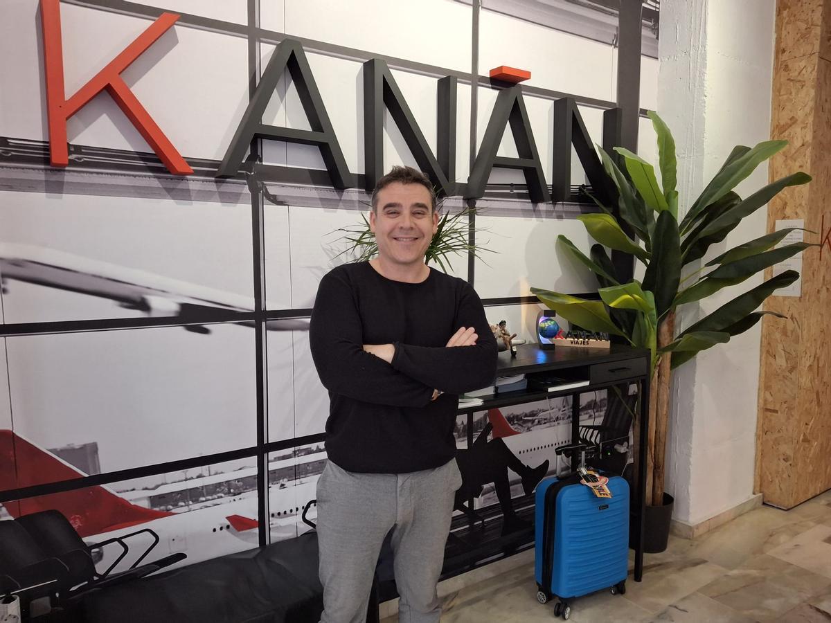 Juanse Cano, director de kanán Viajes, en su oficina de la calle Obispo (Badajoz).