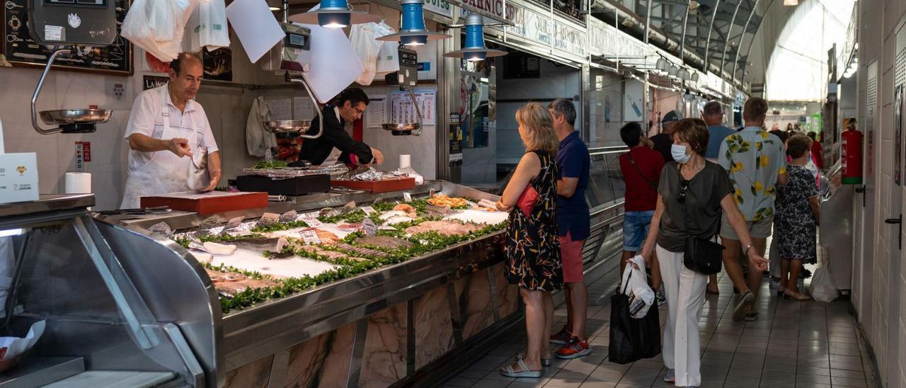 Una pescadería en el Mercado de Abastos de Zamora.