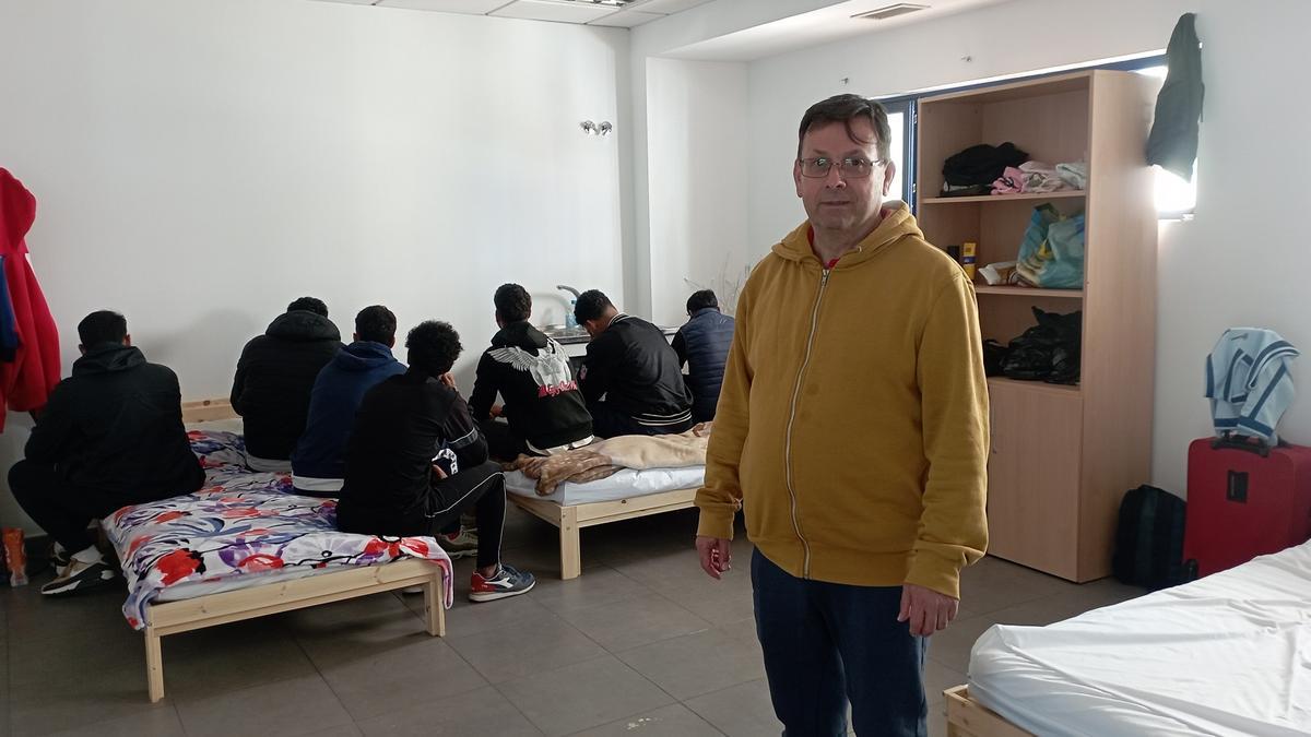 El presidente vecinal Francisco García Vigo, con algunos de los jóvenes, en el dormitorio del reconvertido Centro Ciudadano de La Virreina..