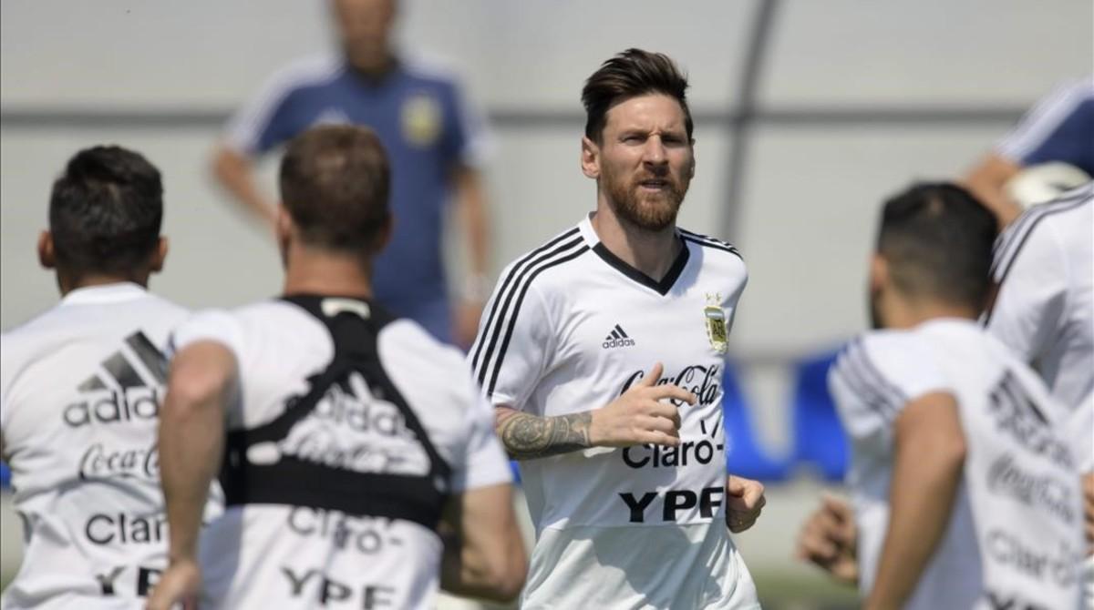 zentauroepp43920885 argentina s forward lionel messi  c  warms up during a train180623180014