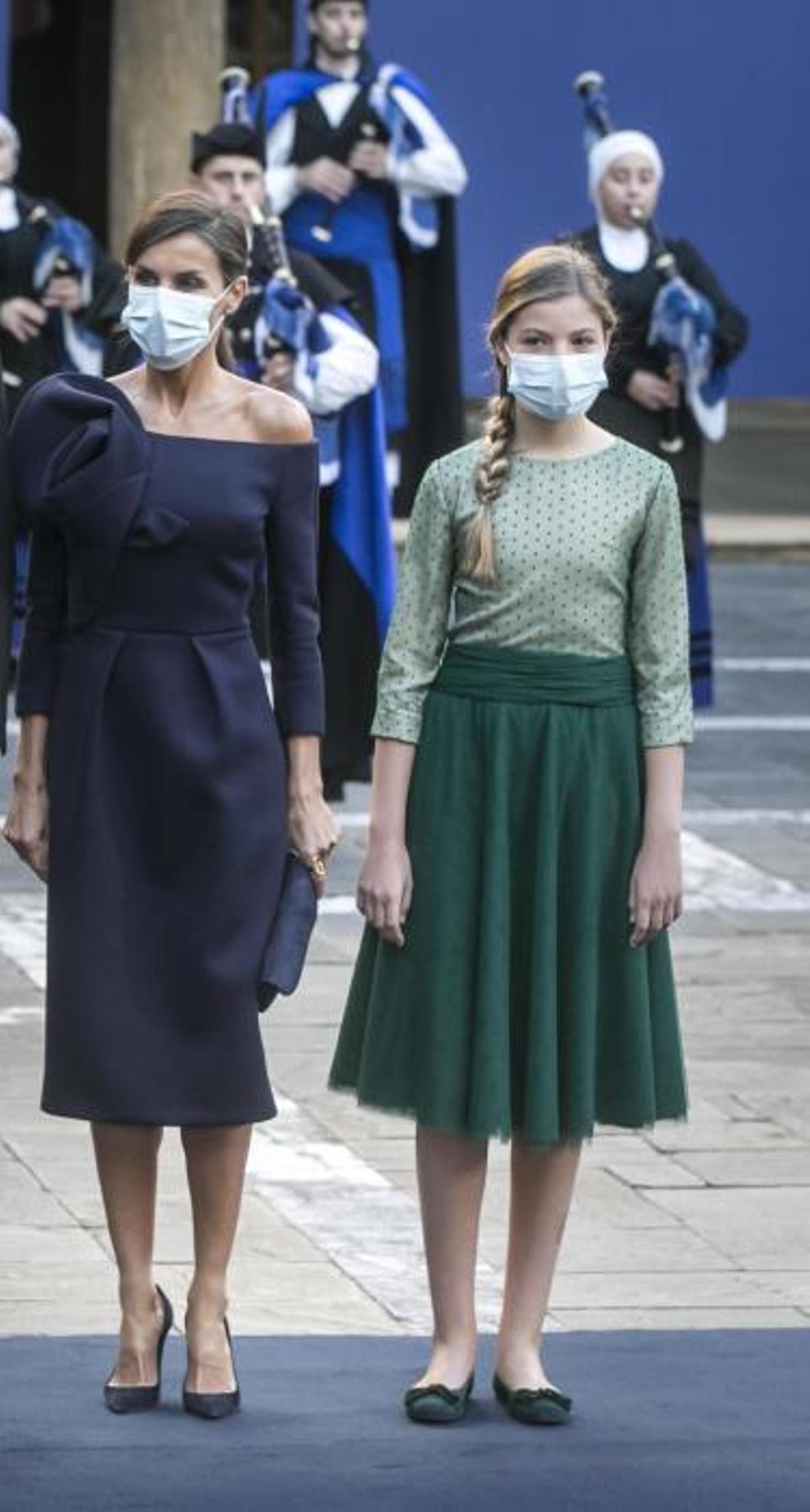 La Reina y su hija la Infanta Sofía. La Reina y su hija la Infanta Sofía.