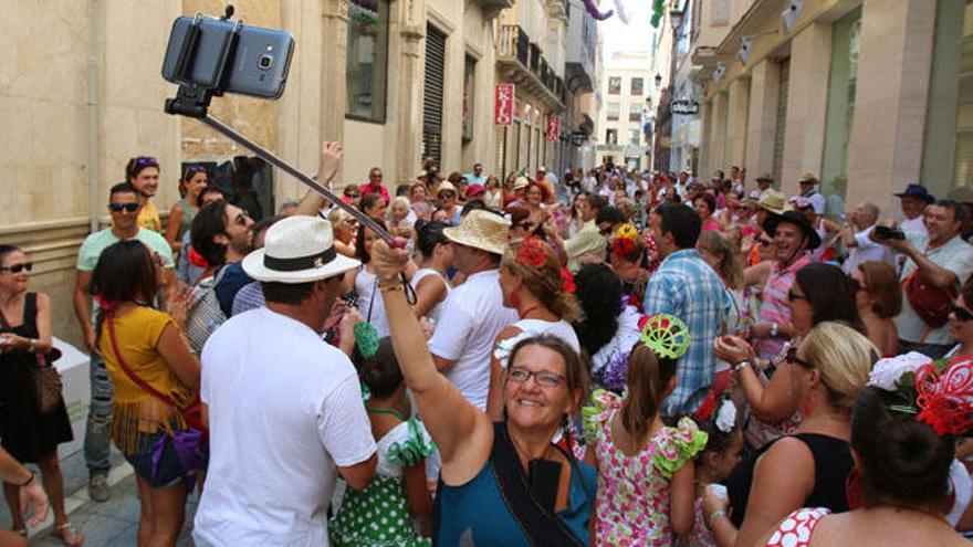 El «palo selfie» se está convirtiendo en un añadido más para los malagueños durante la Feria.