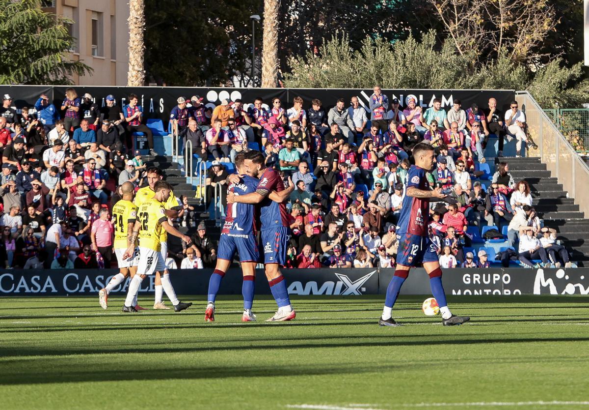 Los jugadores del Eldense festejan la victoria en el derbi de la primera vuelta.