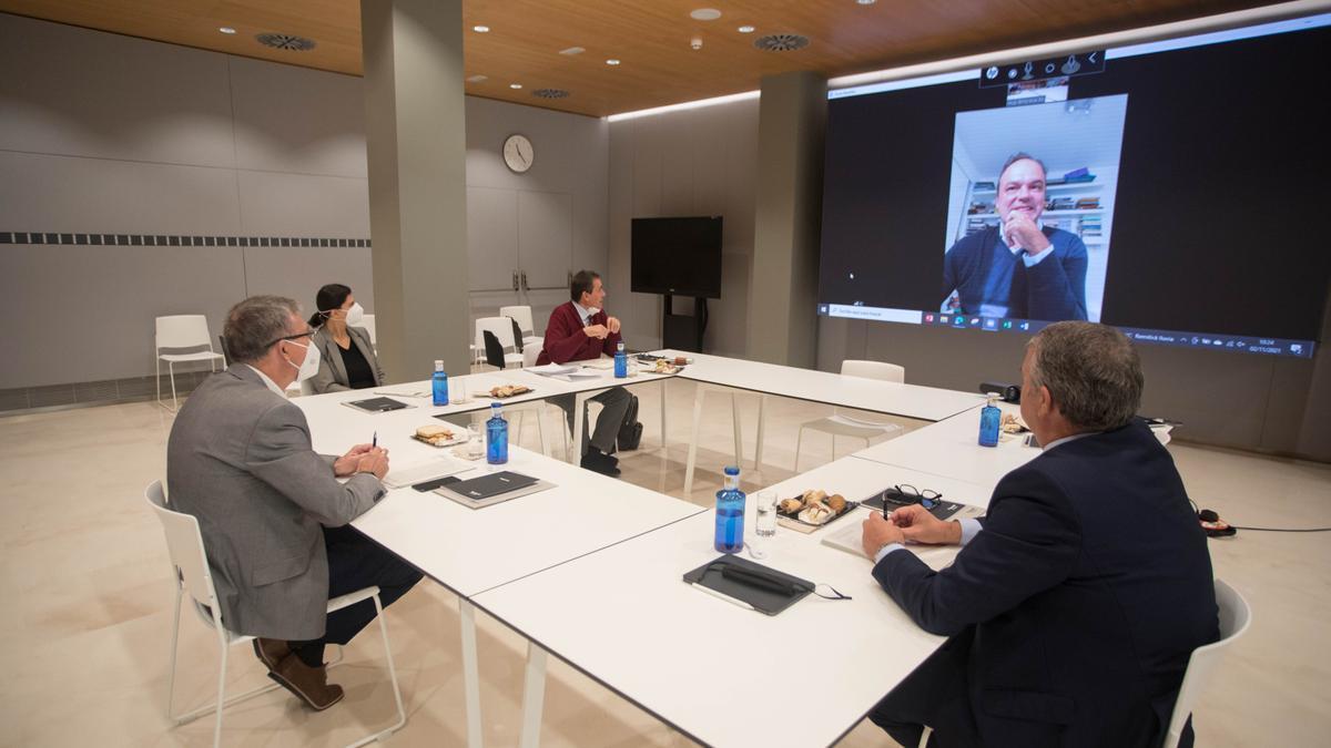 Los jurados Rafael Climent, Samira Khodayar, Julio Monreal y Fernando Canós conversan con José Carlos Díez (en pantalla).