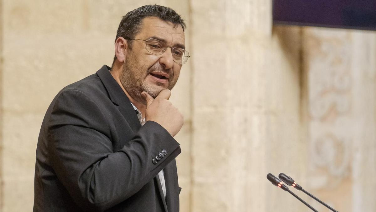 El portavoz adjunto de Unidas Podemos por Andalucía, Guzmán Ahumada, este jueves en el Pleno del Parlamento en la defensa de la PNL sobre Unicaja.