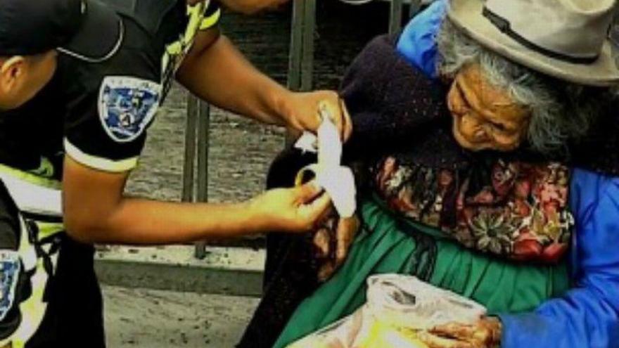 El gesto de unos policías con una indigente anciana emociona a Perú