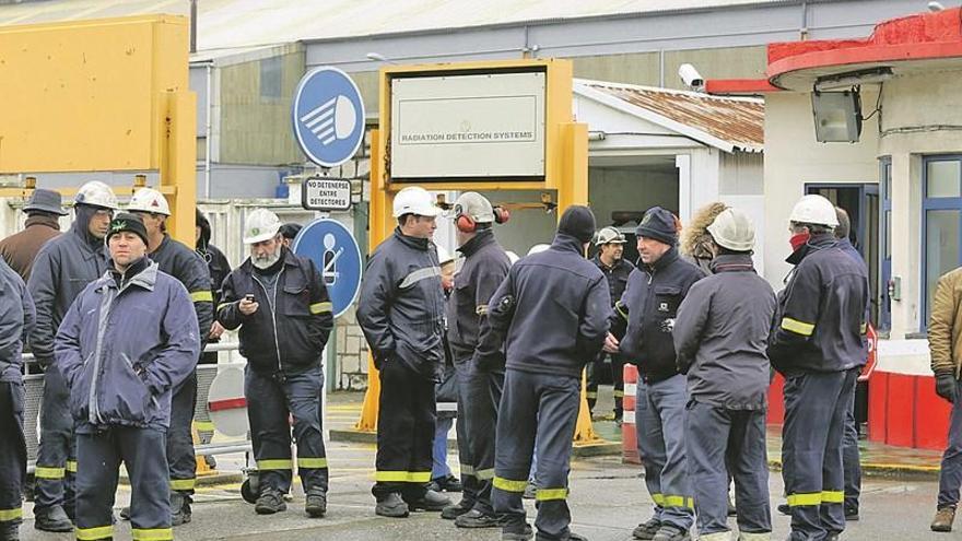 Trabajadores de Alcoa, frente a la fábrica avilesina durante la crisis del año pasado.