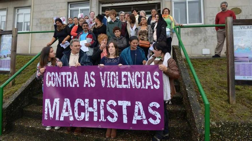Concentración contra la violencia machista, ayer, ante el Concello de Vilaboa. // Gustavo Santos