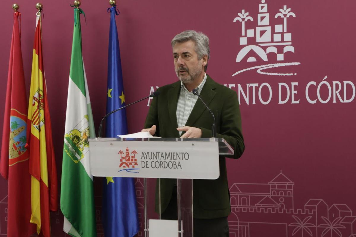 El portavoz del gobierno municipal del Ayuntamiento de Córdoba, Miguel Ángel Torrico, en rueda de prensa este lunes.