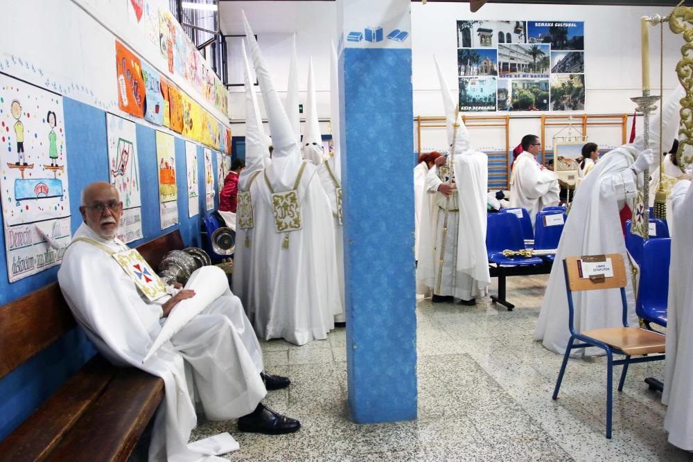 Lunes Santo | Preparativos y nervios en los nazarenos del Cautivo