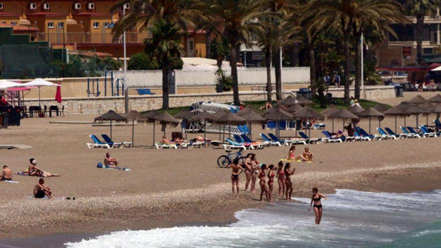 Una mancha de natas frente a la playa de La Malagueta.