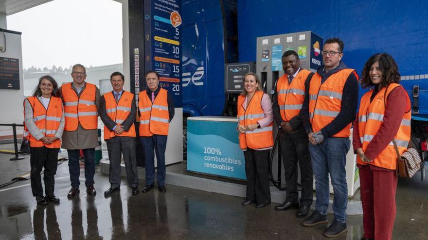 Primera gasolinera con combustible de aceite usado de cocina. Repsol inauguró ayer en el municipio coruñés de Coirós la primera estación de servicio con combustible renovable 100% en Galicia, producido a partir de residuos orgánicos y aceite de cocina usado. Para José Barreiro, director ejecutivo de Movilidad Iberia, esta inauguración de un nuevo punto de suministro de combustible renovable 100% “demuestra el compromiso de Repsol por aumentar el abanico de tecnologías sostenibles para la movilidad”. | FDV