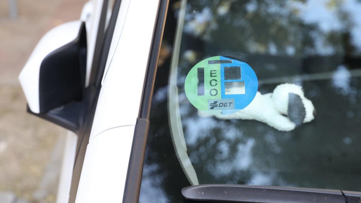 Vehículo con etiqueta ECO en el parabrisas.