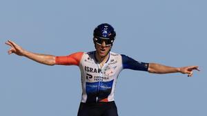 Puy De Dome (France), 08/07/2023.- Canadian rider Michael Woods of team Israel-Premier Tech celebrates as he crosses the finish line to win the 9th stage of the Tour de France 2023, a 184kms race from Saint-Leonard-de-Noblat to Puy de Dome, France, 09 July 2023. (Ciclismo, Francia) EFE/EPA/MARTIN DIVISEK