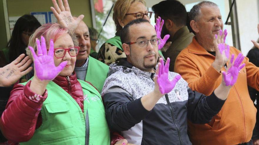 Voluntarios con mensajes de apoyo de las personas que sufren esta enfermedad.