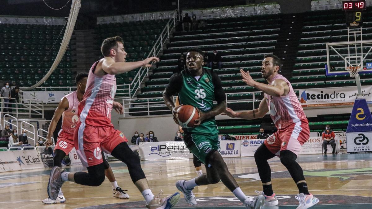 Romaric Belemene encara la canasta del Estudiantes en el partido de la primera vuelta (62-71).