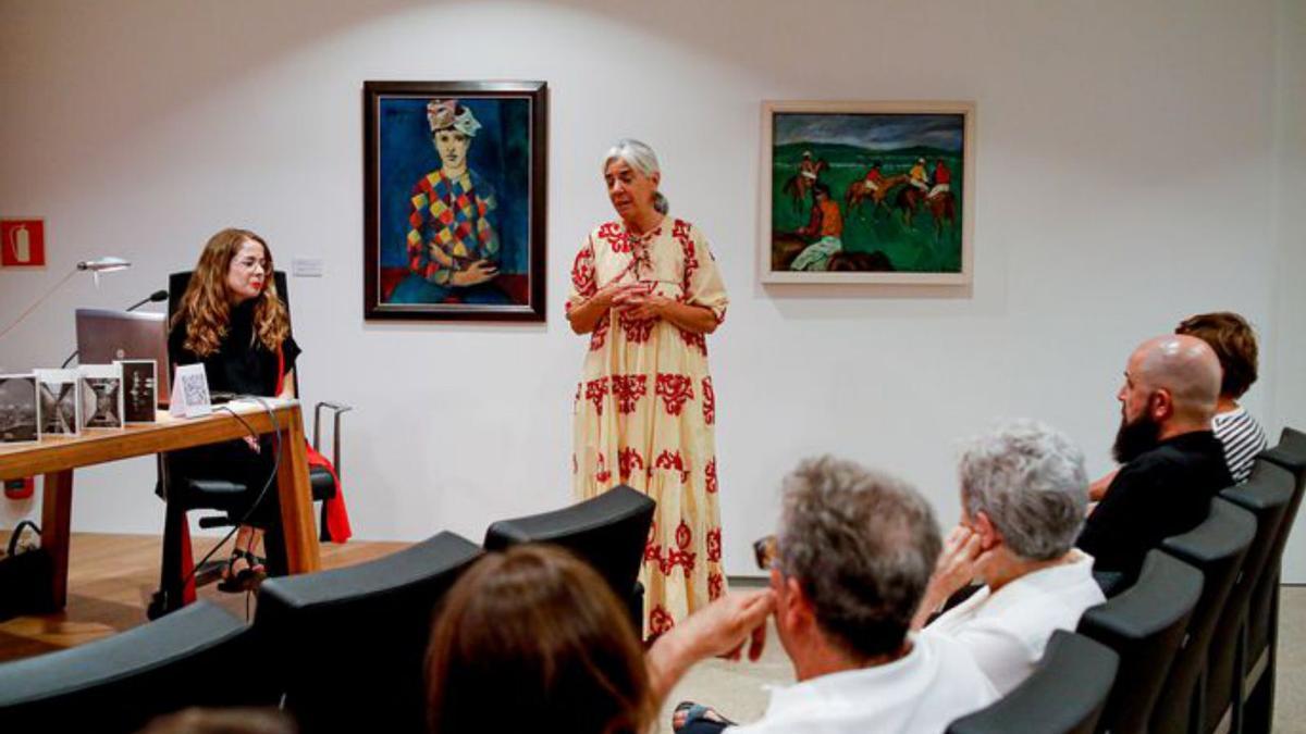 Elena Ruiz, directora del Museo de Arte Contemporáneo, presenta a la artista. 