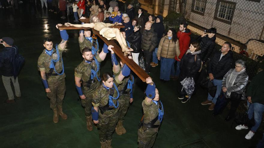 La lluvia impide la salida de la única procesión del Sábado Santo en Santiago, la de los Hermanos