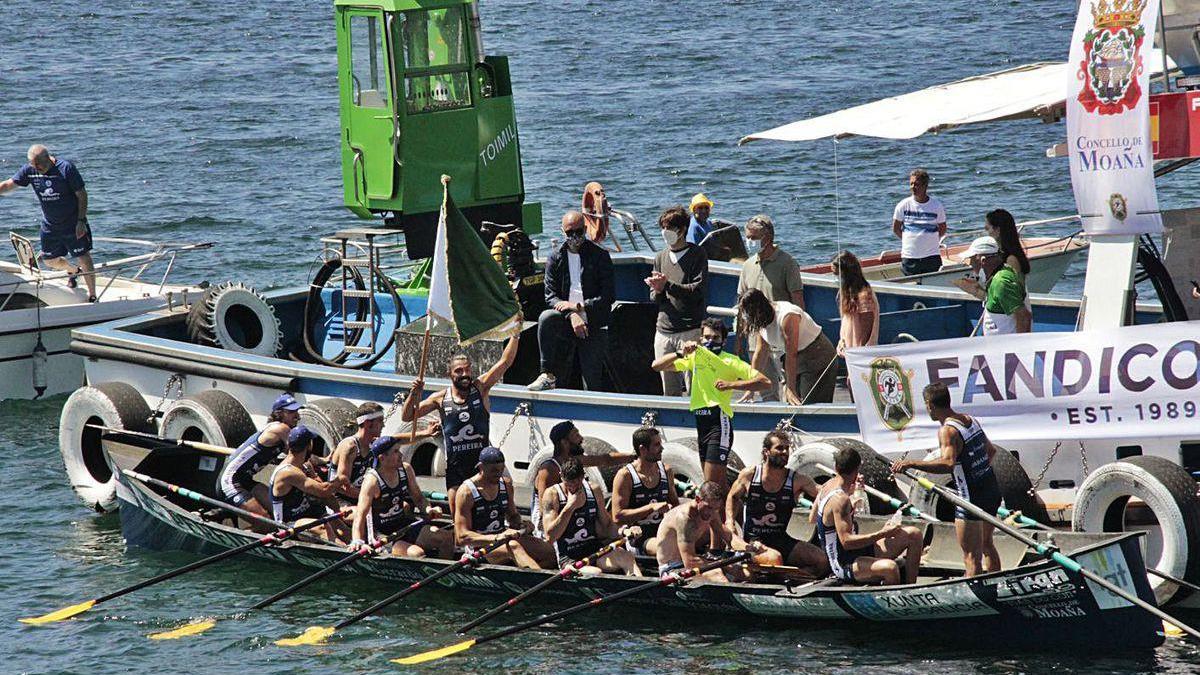 Tirán celebra su victoria en la reciente Regata de Samerolaméu.