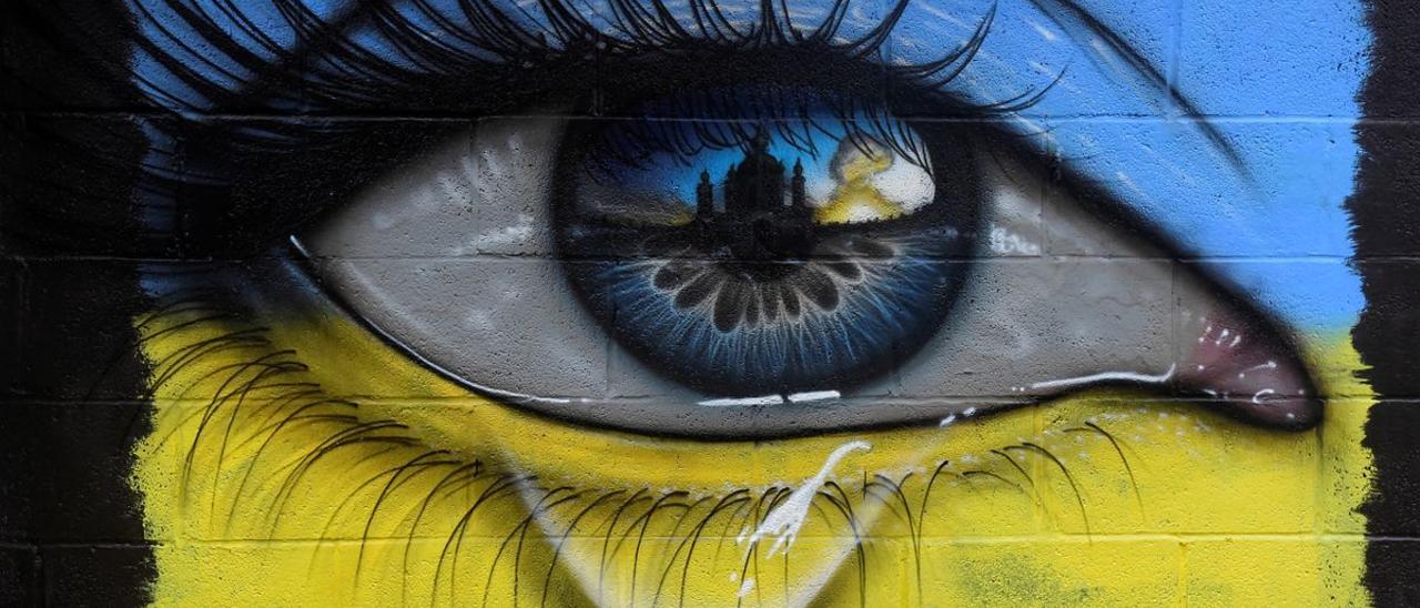 Un mural de un ojo llorando con los colores de la bandera ucraniana por el artista MyDogSighs, en Cardiff, Gales, Gran Bretaña.