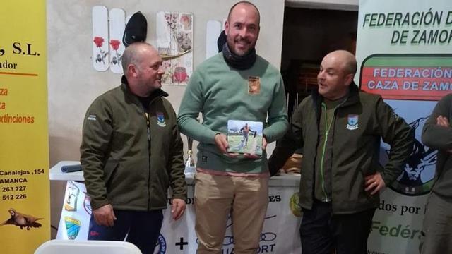 Pablo García recibe el trofeo de campeón. | DZC