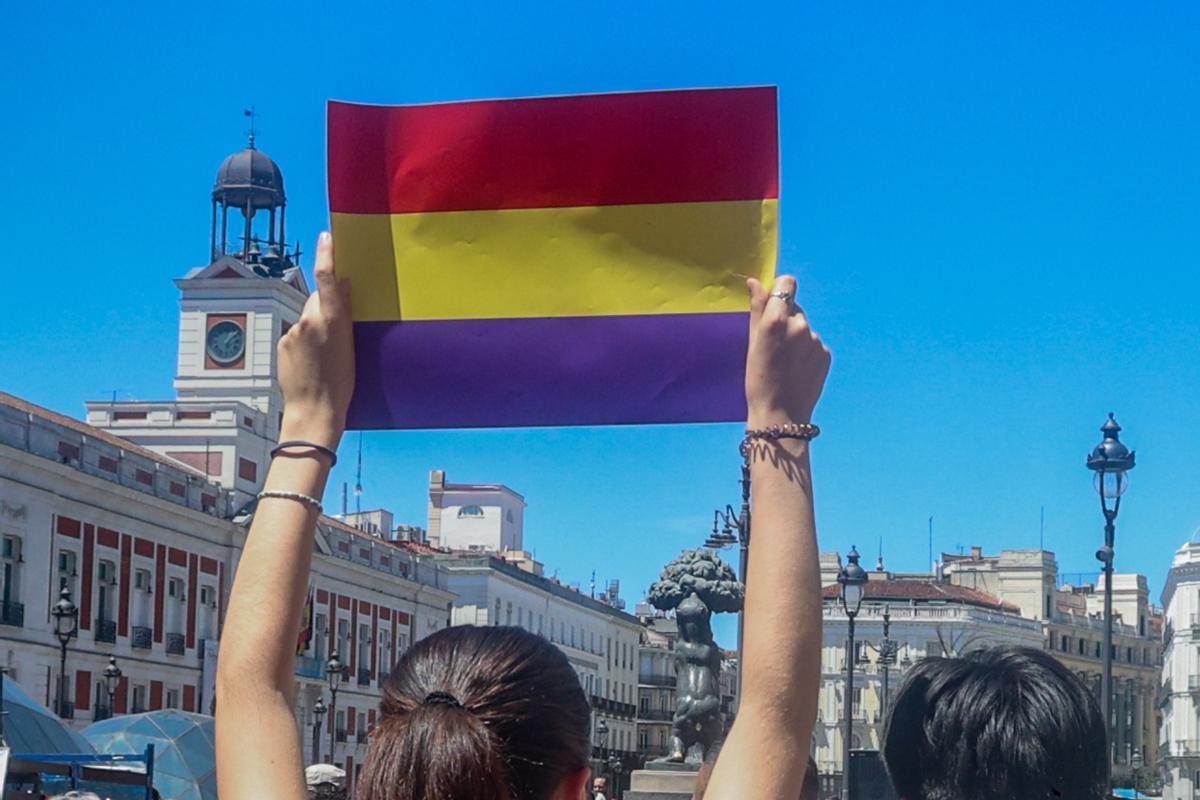 Una persona sujeta una bandera republicana durante una marcha contra la monarquía, a 16 de junio de 2024, en Madrid (España). Diversos colectivos han convocado una marcha republicana en el centro de Madrid en vísperas del aniversario de la coronación de Felipe VI, bajo el lema Monarquía no, democracia sí, al que han asistido dirigentes de Podemos. Hay tres puntos de salida, la Puerta de Alcalá, Colón y Neptuno para confluir las tres columnas en Cibeles y marchar de forma conjunta hacia la Puerta del Sol, para leer un manifiesto por parte del cineasta Benito Rabal, hijo del actor Paco Rabal, y por la periodista Irene Zugasti. 16 JUNIO 2024;REPÚBLICA;DEMOCRACIA;MONARQUÍA;MANIFESTACIÓN Ricardo Rubio / Europa Press 16/06/2024 / Ricardo Rubio;category_code_new;