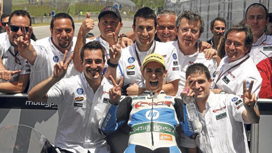 El mallorquín Luis Salom, con el resto del equipo tras la carrera en Mugello.