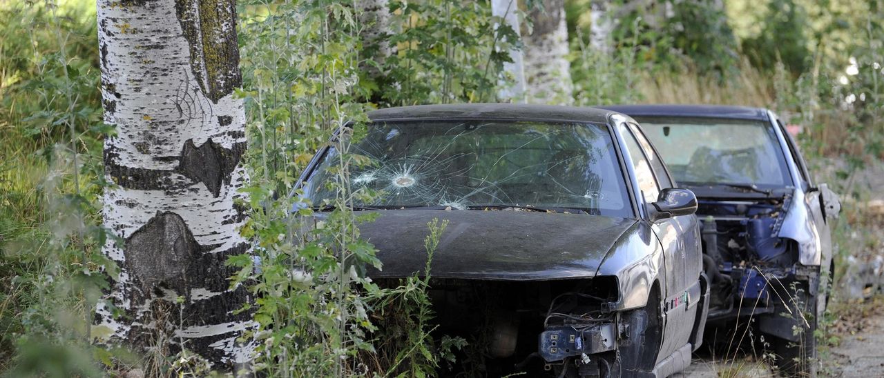 Coches abandonados en un campo.