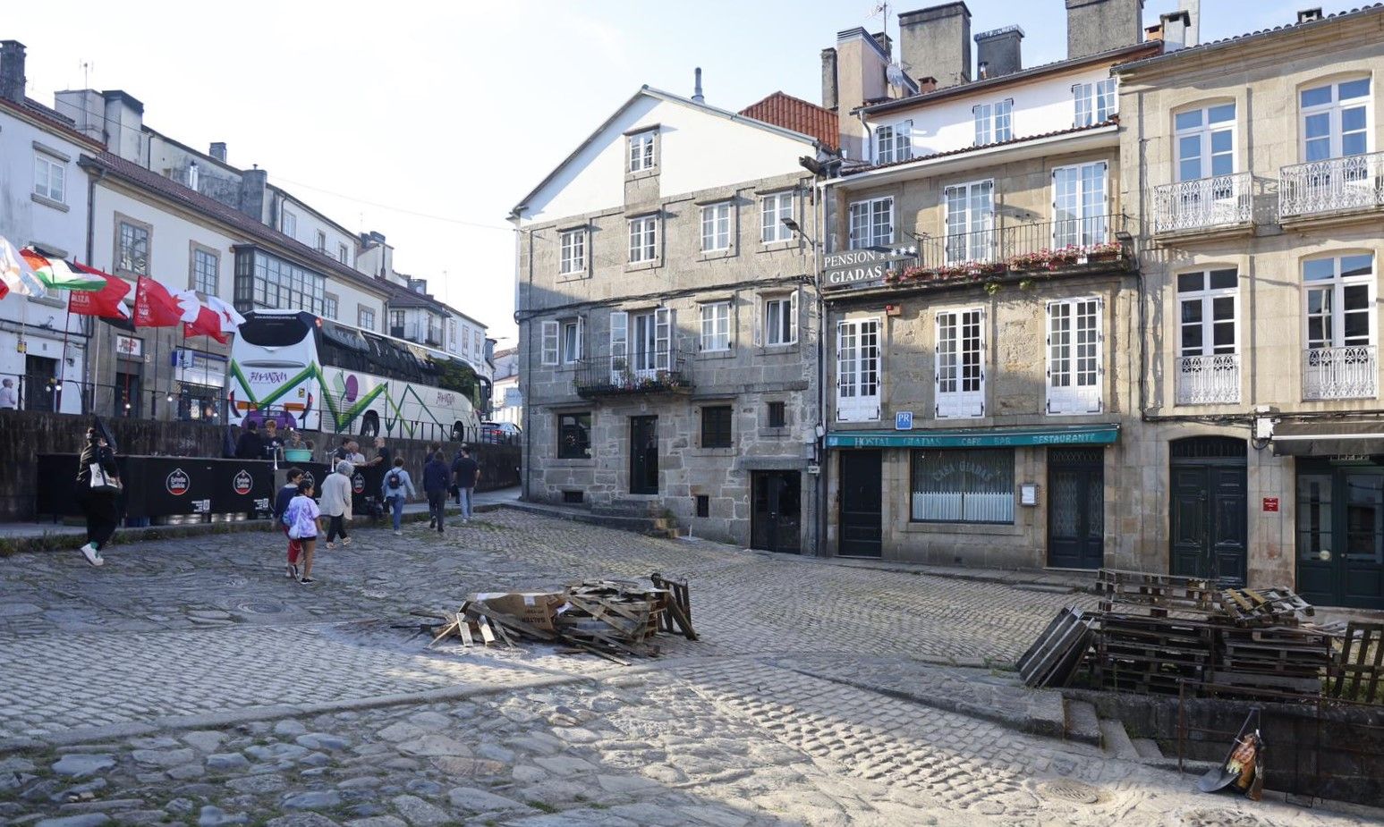 San Xoán en Compostela: fiesta en la Praza de Mazarelos y cacharelas en los barrios