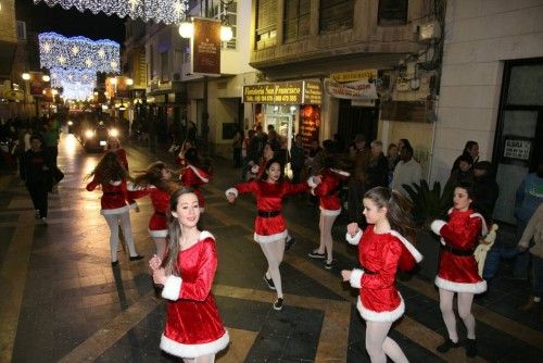 Cabalgata de la ilusión y cuento "El año que Mama Noel repartió los regalos"