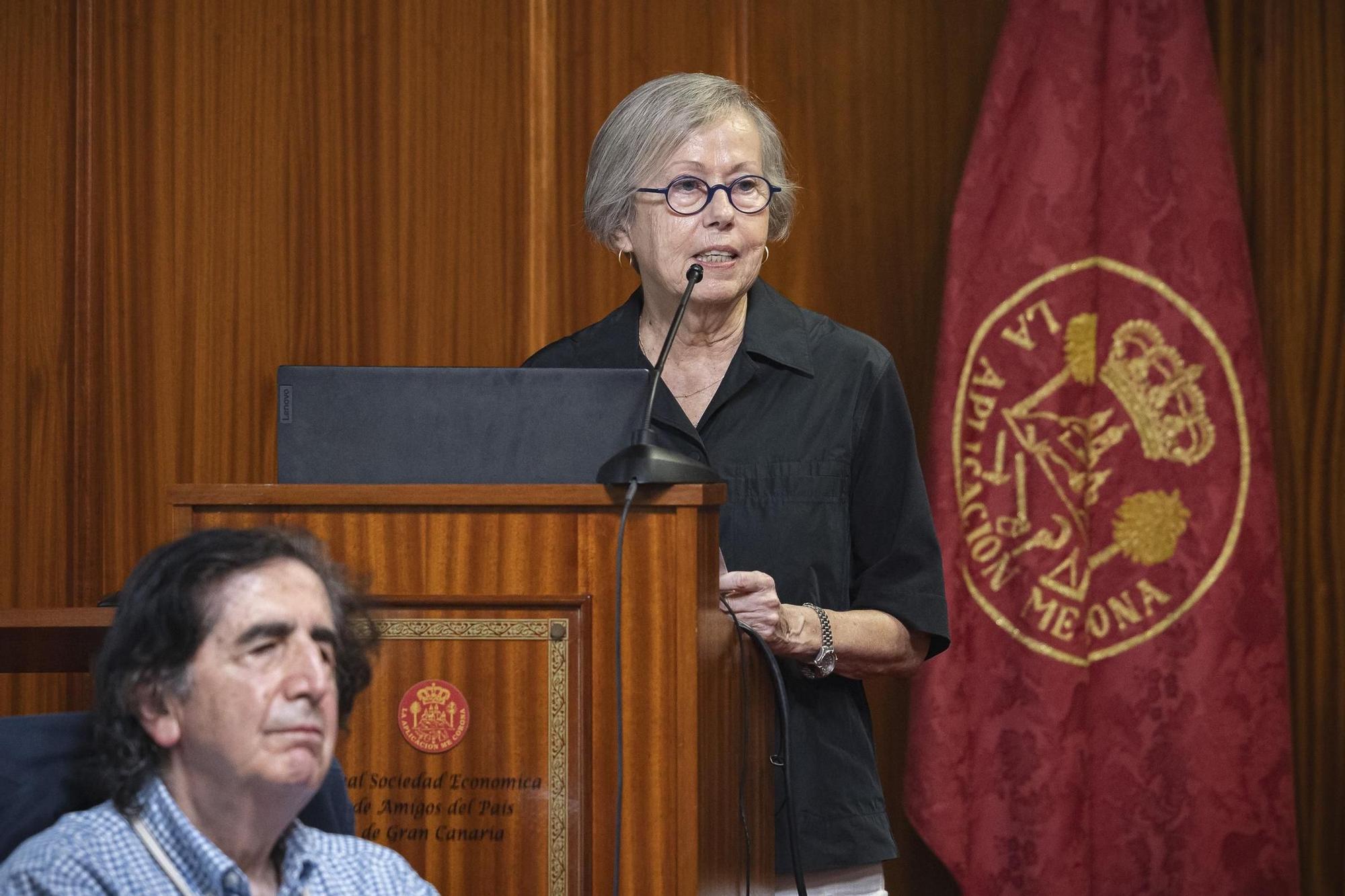 Flora Pescador durante la presentación del libro sobre el campus de Tafira