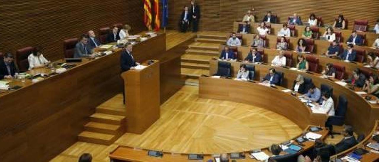 Un momento del debate en las Corts durante la intervención del presidente Puig.