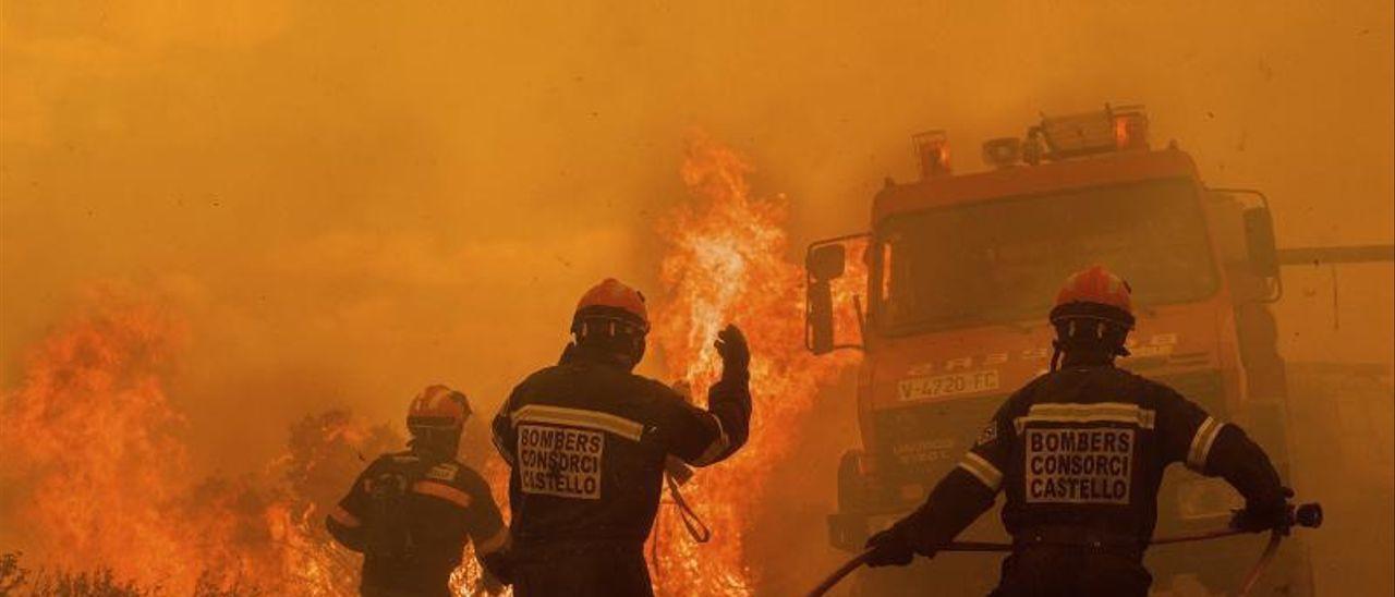 Bomberos hacen frente a un fuego que en algunos momentos se propagó a 50 kilómetros por hora.