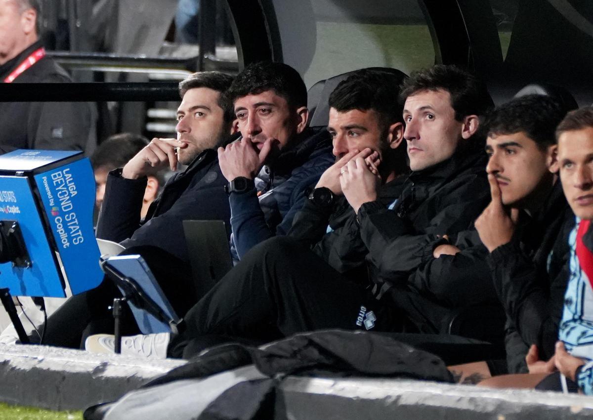 El banquillo local en el último partido de los albinegros en el SkyFi Castalia, con Pablo Hernández, Sergi Ripollés, Paco Urdiain y otros ayudantes.