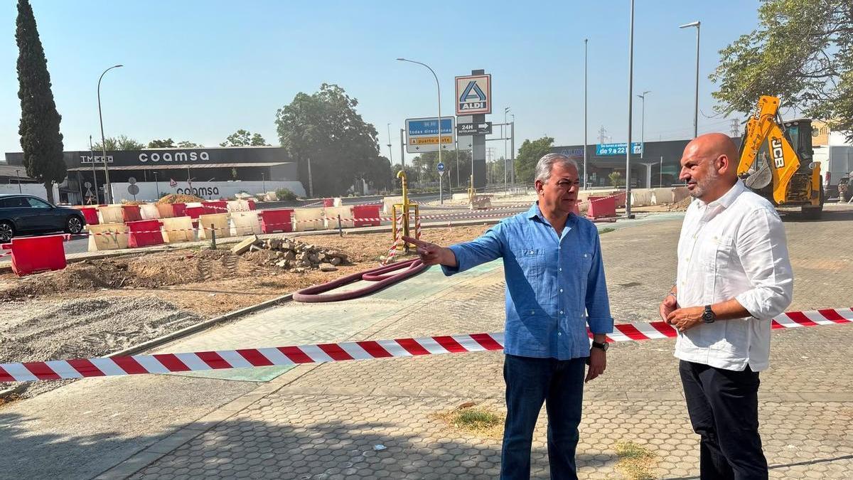 El alcalde de Sevilla, José Luis Sanz, y el concejal Manuel Alés, visitan las obras de la nueva rotonda de Tablada