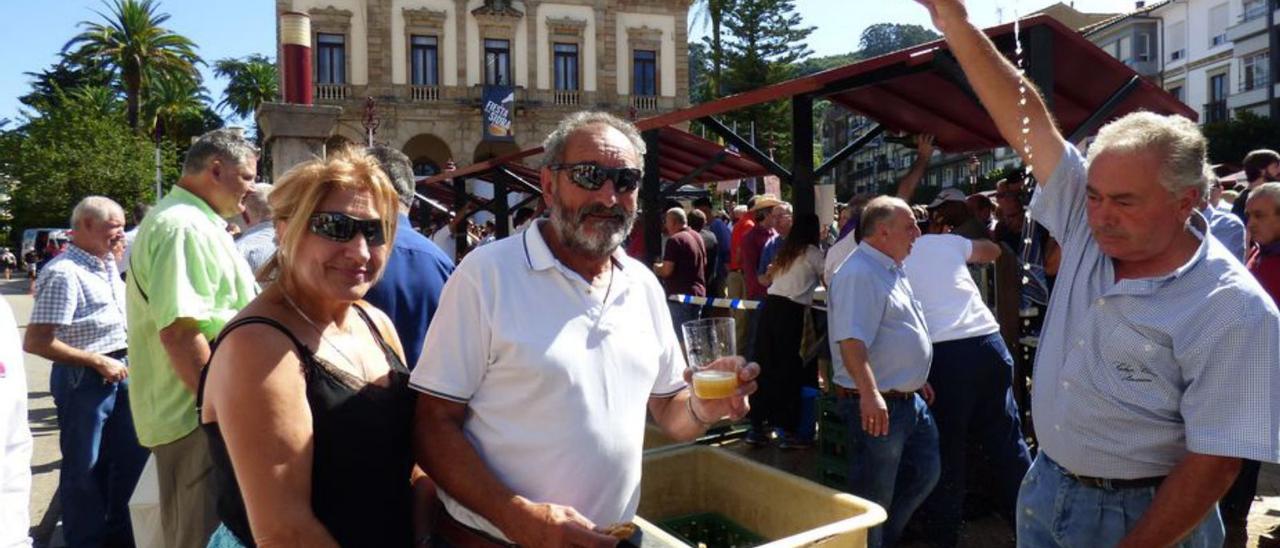 Una degustación de sidra en Villaviciosa. | L. B.