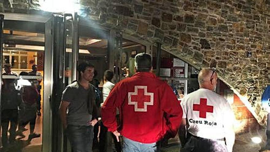 Voluntaris de la Creu Roja amb l&#039;alcalde, diumenge a la nit.