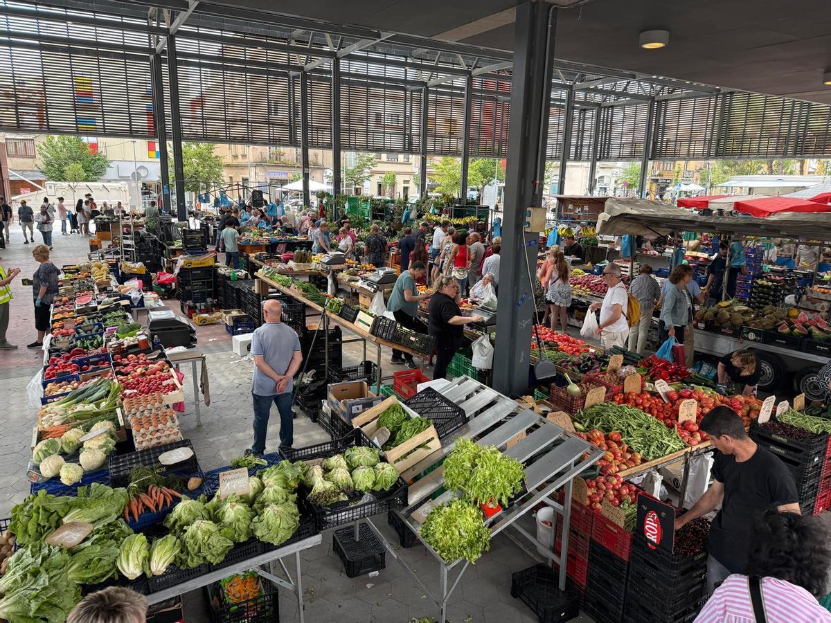 El mercat de la fruita i verdura a plaça Catalunya.