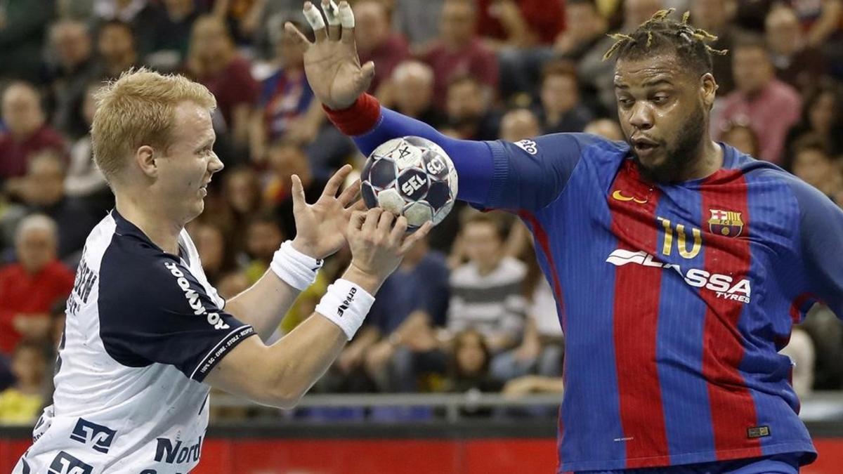 Zachariassen y Sorhaindo se disputan el balón.