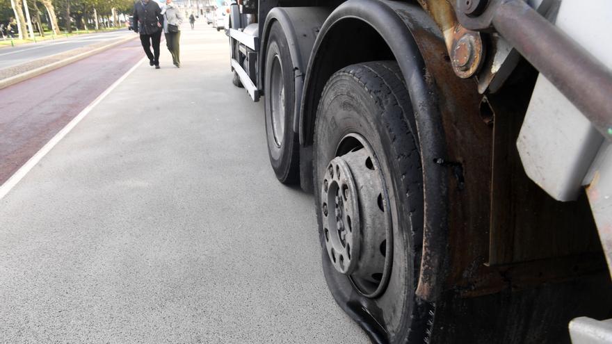 El Concello denuncia el &quot;sabotaje&quot; a al menos una veintena de camiones de la recogida de basura en A Coruña