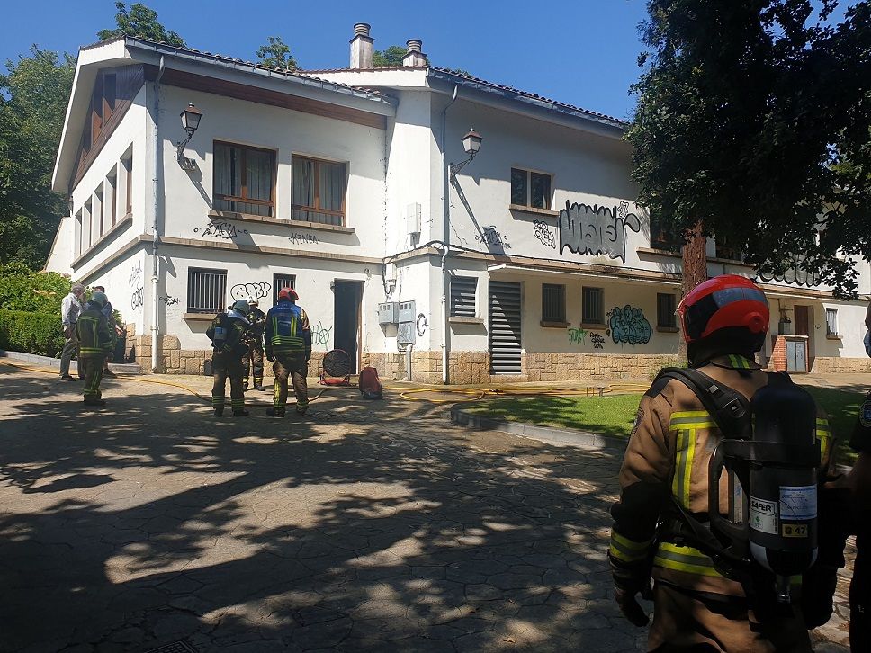 Alarma en el corazón natural de Oviedo: los bomberos sofocan un incendio en la biblioteca del Campo
